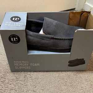 Wayland Square Men's Gray Memory Foam Slippers